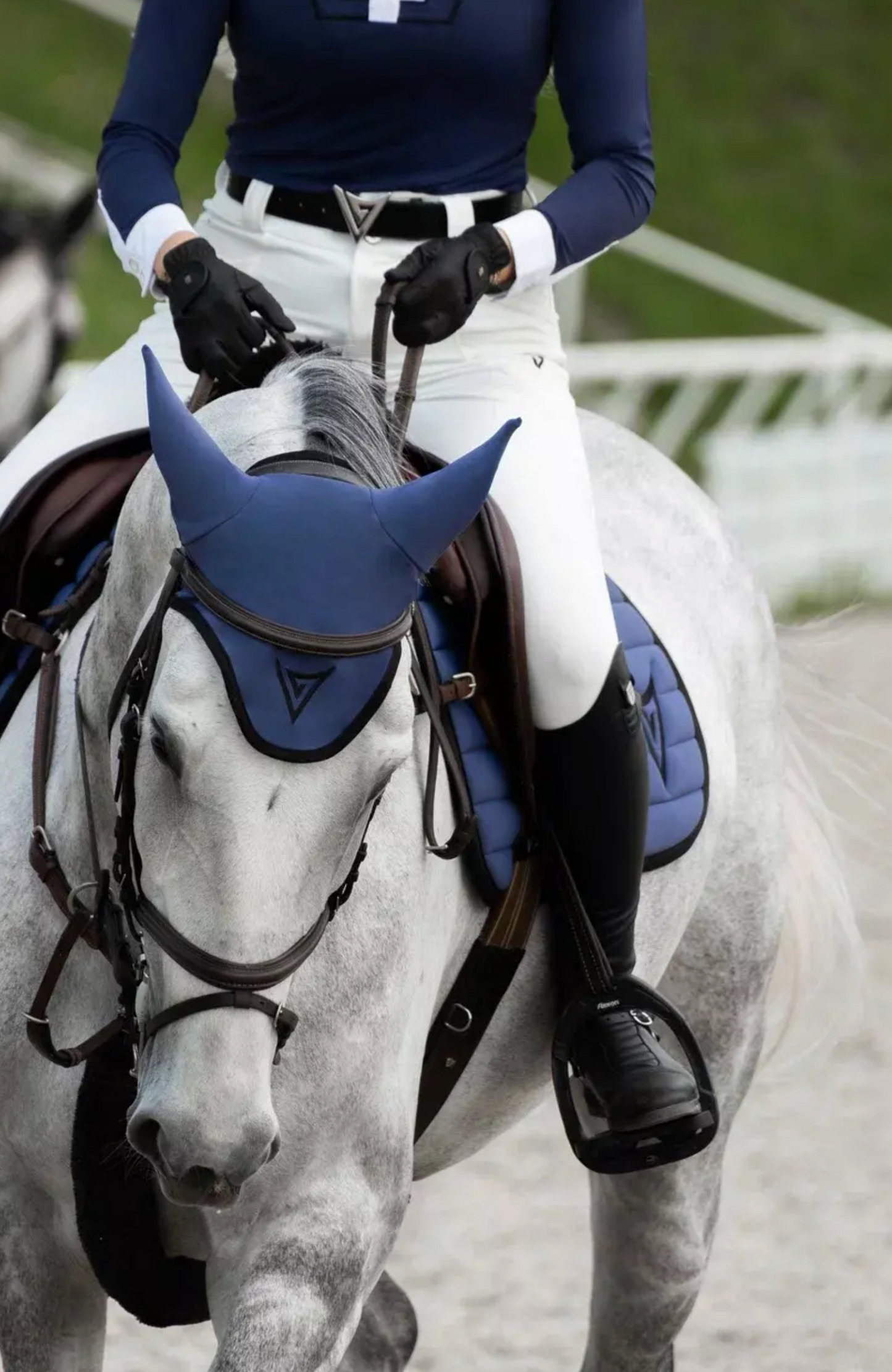Ear Bonnet with a Contrasting Frame “Balance”